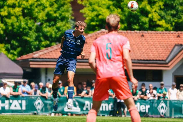 SOCCER - Bremen vs Bochum, test match ZELL AM ZILLER,AUSTRIA,25.JUL.26 - SOCCER - 1. DFL, 1. Deutsche Bundesliga, 2. DFL, 2. Deutsche Bundesliga, SV Werder Bremen vs VfL Bochum, test match. Image shows a VfL Bochum player sprinting away from a Werder Bremen player during the friendly match.  GEPAxpictures xOleskiixMarusyk
