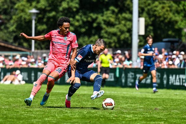 25.07.2026, AUT, Fußball, Herren, 1. Bundesliga, FSP, Saison 2026 2027, Zell am Ziller, SV Werder Bremen vs VfL Bochum Paul Erevbenagie (Werder Bremen, 38), Leon Sawas (Bochum, 42) Zell am Ziller Parkstadion Tirol Österreich *** July 25, 2026, Austria, Soccer, Men s, 1st Bundesliga, FSP, 2026–2027 Season, Zell am Ziller, SV Werder Bremen vs. VfL Bochum Paul Erevbenagie (Werder Bremen), 38, Leon Sawas (Bochum), 42 Zell am Ziller Parkstadion, Tyrol, Austria Copyright: xNordphotox xHafnerx