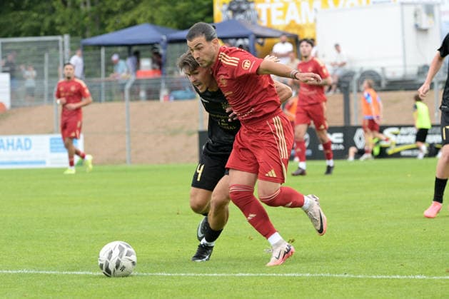 Orhan Yildirim (Delay Sports Berlin, 17) im Zweikampf mit Enrico Krieger (FC 08 Villingen, 04) FC 08 Villingen vs. Delay Sports Berlin , Fussball, Vorbereitung, Testspiel, Saison 2026 2027, 25.07.2026 FC 08 Villingen vs. Delay Sports Berlin , Fussball, Vorbereitung, Testspiel, Saison 2026 2027, 25.07.2026 Villingen *** Orhan Yildirim (Delay Sports Berlin), 17, in a tackle with Enrico Krieger (FC 08 Villingen), 04 FC 08 Villingen vs. Delay Sports Berlin, soccer, preseason, friendly, 2026–2027 season, July 25, 2026 FC 08 Villingen vs. Delay Sports Berlin, soccer, preseason, friendly, 2026–2027 season, July 25, 2026 Villingen Copyright: xEibner-Pressefotox EP_TBR