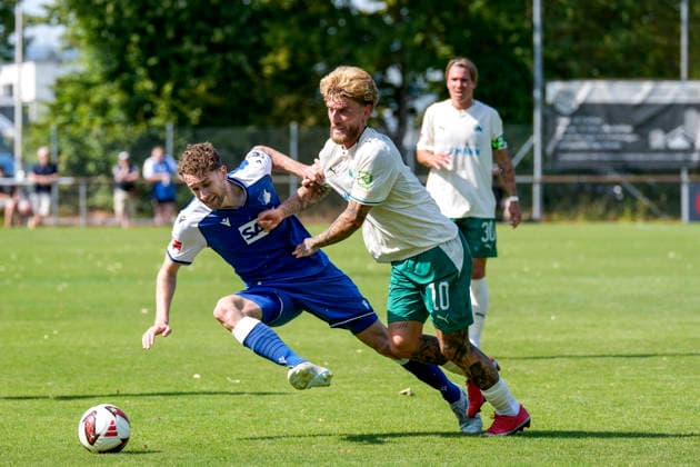 v.li.: Arthur Chaves (Hoffenheim, 35), Ole Pohlmann (Fürth, 10), Zweikampf, Spielszene, Duell, duel, tackle, tackling, Dynamik, Action, Aktion, 25.07.2026, Zuzenhausen (Deutschland), Fussball, Testspiel, TSG 1899 Hoffenheim - SpVgg Greuther Fürth, DFB DFL REGULATIONS PROHIBIT ANY USE OF PHOTOGRAPHS AS IMAGE SEQUENCES AND OR QUASI-VIDEO. *** From left: Arthur Chaves (Hoffenheim), 35; Ole Pohlmann (Fürth), 10; tackle, game scene, duel, tackle, tackling, dynamics, action, 07 25 2026, Zuzenhausen, Germany, soccer, friendly match, TSG 1899 Hoffenheim vs. SpVgg Greuther Fürth, DFB and DFL regulations prohibit any use of photographs as image sequences and or quasi-video xozx