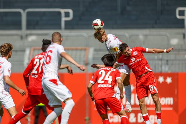 GER, Mainz, FSV Mainz 05 vs Holstein Kiel, Vorbereitung, Fussball, DFB, Spielzeit 2026 2027, Bruchwegstadion auf dem Wolfgang Frank Campus, Testspiel im Bild v.l.: Marcus Müller (Holstein Kiel 25), Anthony Caci (FSV Mainz 05 19) DFB DFL REGULATIONS PROHIBIT ANY USE OF PHOTOGRAPHS AS IMAGE SEQUENCES AND OR QUASI-VIDEO, 25.07.2026 *** GER, Mainz, FSV Mainz 05 vs. Holstein Kiel, Preseason, Soccer, DFB, 2026–2027 Season, Bruchwegstadion on the Wolfgang Frank Campus, Friendly Match: Pictured from left, Marcus Müller (Holstein Kiel) 25, Anthony Caci, FSV Mainz 05 19. DFB and DFL regulations prohibit any use of photographs as image sequences and or quasi-video. July 25, 2026 Copyright: HMBxMedia HendrikxHamelau