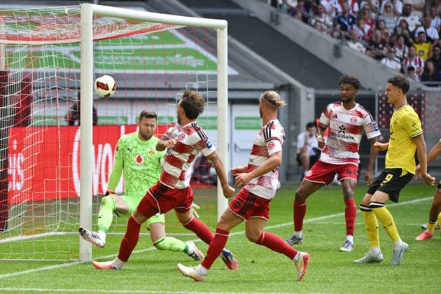 Fabian Schleusener (Fortuna Duesseldorf), mi., erzielt gegen Torwart Patrick Drewes (Borussia Dortmund) das Tor zum 1:1 25.07.2026, Fussball, Saison 2026 2027, Testspiel, Fortuna Düsseldorf - Borussia Dortmund 2:1 Duesseldorf Nordrhein Westfalen Deutschland *** Fabian Schleusener of Fortuna Düsseldorf scored the goal against Borussia Dortmund goalkeeper Patrick Drewes to tie the game at 1–1 on July 25, 2026, Soccer, 2026–2027 season, friendly match, Fortuna Düsseldorf vs. Borussia Dortmund 2–1, Düsseldorf, North Rhine-Westphalia, Germany Team2
