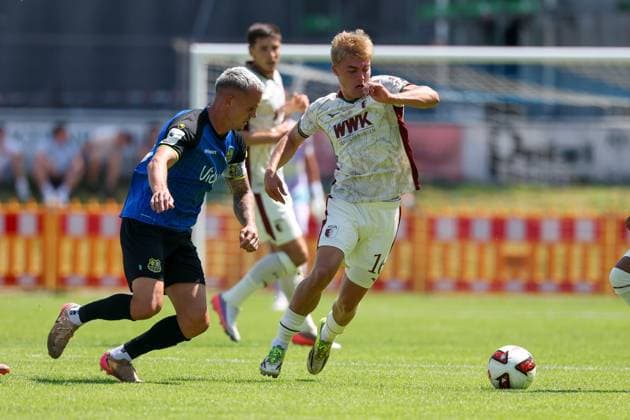 im Zweikampf, Aktion, mit Florian Pick 20 (1. FC Saarbruecken), Hennes Behrens 16 FC Augsbburg), FC Augsburg vs. 1. FC Saarbruecken, Fussball, 1. Bundesliga, Testspiel, Saison 2026 27, 25.07.2026 Kaufbeuren Bayern Deutschland *** One-on-one, action, featuring Florian Pick (20, 1. FC Saarbrücken) and Hennes Behrens (16, FC Augsburg), FC Augsburg vs. 1. FC Saarbrücken, soccer, 1. Bundesliga, Friendly, 2026–27 Season, July 25, 2026, Kaufbeuren, Bavaria, Germany Copyright: xkolbert-press ChristianxKolbertx