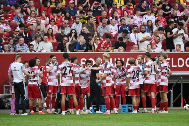 Trainer Alexander Ende (Fortuna Duesseldorf), mi., mit seinen Spielern während der Trinkpause 25.07.2026, Fussball, Saison 2026 2027, Testspiel, Fortuna Düsseldorf - Borussia Dortmund 2:1 Duesseldorf Nordrhein Westfalen Deutschland *** Coach Alexander Ende of Fortuna Düsseldorf, with his players during the water break on July 25, 2026; soccer; 2026–2027 season; friendly match; Fortuna Düsseldorf vs. Borussia Dortmund, 2–1; Düsseldorf, North Rhine-Westphalia, Germany Team2
