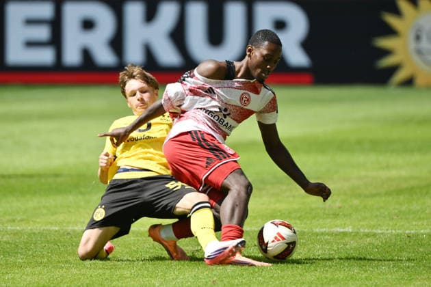 Tom Faust (Borussia Dortmund), li., gegen Kaden Amaniampong (Fortuna Duesseldorf) 25.07.2026, Fussball, Saison 2026 2027, Testspiel, Fortuna Düsseldorf - Borussia Dortmund 2:1 Duesseldorf Nordrhein Westfalen Deutschland *** Tom Faust of Borussia Dortmund (left) against Kaden Amaniampong of Fortuna Düsseldorf on July 25, 2026; soccer; 2026–2027 season; friendly match; Fortuna Düsseldorf vs. Borussia Dortmund, 2–1; Düsseldorf, North Rhine-Westphalia, Germany Team2