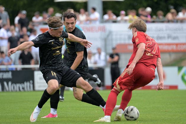 Matthes Glueck (FC 08 Villingen, 18) im Zweikampf mit Can Kilian Cakin (Delay Sports Berlin, 27) FC 08 Villingen vs. Delay Sports Berlin , Fussball, Vorbereitung, Testspiel, Saison 2026 2027, 25.07.2026 FC 08 Villingen vs. Delay Sports Berlin , Fussball, Vorbereitung, Testspiel, Saison 2026 2027, 25.07.2026 Villingen *** Matthes Glueck (FC 08 Villingen), 18, in a tackle with Can Kilian Cakin (Delay Sports Berlin), 27; FC 08 Villingen vs. Delay Sports Berlin, soccer, preseason, friendly, 2026–2027 season, July 25, 2026, FC 08 Villingen vs. Delay Sports Berlin, soccer, preseason, friendly match, 2026–2027 season, July 25, 2026, Villingen Copyright: xEibner-Pressefotox EP_TBR