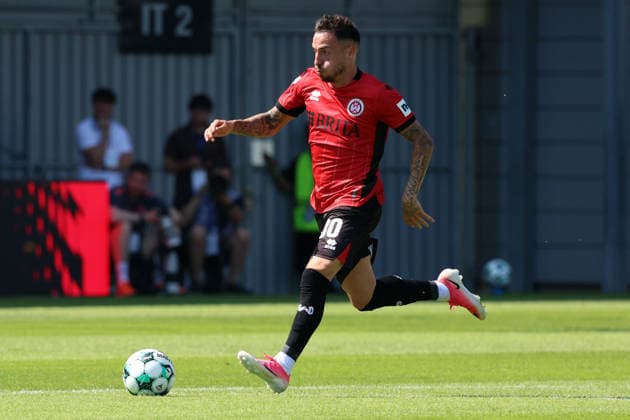 25.07.2026, xrekx, Fussball Testspiel, SV Wehen Wiesbaden - FC Bayern München v.l. Sinan Karweina (SV Wehen Wiesbaden) (DFL DFB REGULATIONS PROHIBIT ANY USE OF PHOTOGRAPHS as IMAGE SEQUENCES and or QUASI-VIDEO) Wiesbaden *** July 25, 2026, xrekx, Soccer Friendly Match, SV Wehen Wiesbaden vs. FC Bayern Munich, Sinan Karweina, SV Wehen Wiesbaden. DFL and DFB regulations prohibit any use of photographs as image sequences and or quasi-video. Wiesbaden