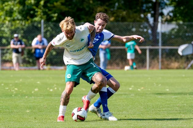 v.li.: Ole Pohlmann (Fürth, 10), Arthur Chaves (Hoffenheim, 35), Zweikampf, Spielszene, Duell, duel, tackle, tackling, Dynamik, Action, Aktion, 25.07.2026, Zuzenhausen (Deutschland), Fussball, Testspiel, TSG 1899 Hoffenheim - SpVgg Greuther Fürth, DFB DFL REGULATIONS PROHIBIT ANY USE OF PHOTOGRAPHS AS IMAGE SEQUENCES AND OR QUASI-VIDEO. *** v li Ole Pohlmann Fürth, 10, Arthur Chaves Hoffenheim, 35, tackle, game scene, duel, tackle, tackling, dynamics, action, 07 25 2026, Zuzenhausen, Germany, soccer, friendly match, TSG 1899 Hoffenheim vs. SpVgg Greuther Fürth, DFB and DFL regulations prohibit any use of photographs as image sequences and or quasi-video xozx