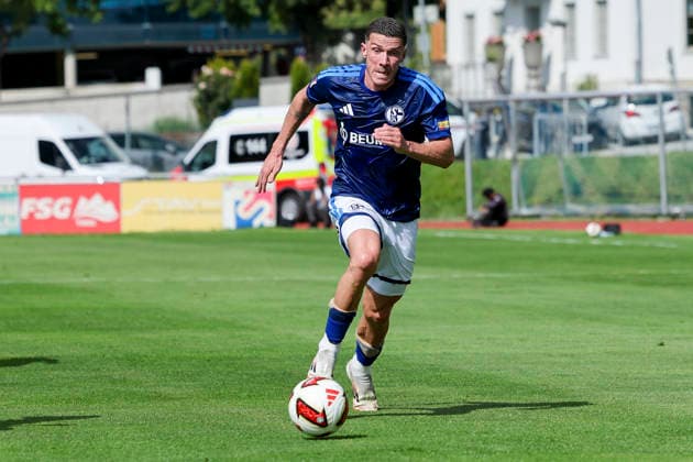Robin Gosens (FC Schalke 04) kontrolliert den Ball, Friendly match, FC Schalke 04 v Fagiano Okayama, Silberstadtarena am 25. July 2026 in Schwaz, Österreich. (Foto von Marco Steinbrenner DeFodi Images) Robin Gosens (FC Schalke 04) controls the ball, Friendly match, FC Schalke 04 v Fagiano Okayama, Silberstadt Arena, July 25, 2026 in Schwaz, Austria. (Photo by Marco Steinbrenner DeFodi Images) - *** Robin Gosens of FC Schalke 04 controls the ball, Friendly match, FC Schalke 04 vs. Fagiano Okayama, Silberstadt Arena on July 25, 2026, in Schwaz, Austria Photo by Marco Steinbrenner DeFodi Images Robin Gosens of FC Schalke 04 controls the ball, Friendly match, FC Schalke 04 vs. Fagiano Okayama, Silberstadt Arena, July 25, 2026, in Schwaz, Austria Photo by Marco Steinbrenner DeFodi Images