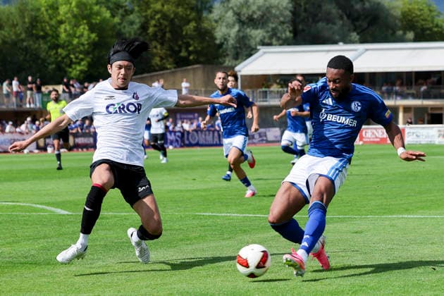 Yuko Tatsuta (Fagiano Okayama) und Moussa Sylla (FC Schalke 04) kämpfen um den Ball, Friendly match, FC Schalke 04 v Fagiano Okayama, Silberstadtarena am 25. July 2026 in Schwaz, Österreich. (Foto von Marco Steinbrenner DeFodi Images) Yuko Tatsuta (Fagiano Okayama) und Moussa Sylla (FC Schalke 04) battle for the ball, Friendly match, FC Schalke 04 v Fagiano Okayama, Silberstadt Arena, July 25, 2026 in Schwaz, Austria. (Photo by Marco Steinbrenner DeFodi Images) - *** Yuko Tatsuta (Fagiano Okayama) and Moussa Sylla (FC Schalke 04) battle for the ball, Friendly match, FC Schalke 04 vs. Fagiano Okayama, Silberstadtarena on July 25, 2026, in Schwaz, Austria Photo by Marco Steinbrenner DeFodi Images Yuko Tatsuta of Fagiano Okayama and Moussa Sylla of FC Schalke 04 battle for the ball, Friendly match, FC Schalke 04 vs. Fagiano Okayama, Silberstadt Arena, July 25, 2026, in Schwaz, Austria. Photo by Marco Steinbrenner, DeFodi Images