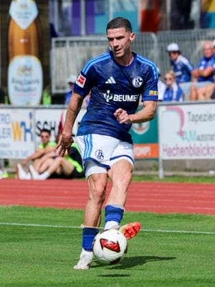 Robin Gosens (FC Schalke 04) kontrolliert den Ball, Friendly match, FC Schalke 04 v Fagiano Okayama, Silberstadtarena am 25. July 2026 in Schwaz, Österreich. (Foto von Marco Steinbrenner DeFodi Images) Robin Gosens (FC Schalke 04) controls the ball, Friendly match, FC Schalke 04 v Fagiano Okayama, Silberstadt Arena, July 25, 2026 in Schwaz, Austria. (Photo by Marco Steinbrenner DeFodi Images) - *** Robin Gosens of FC Schalke 04 controls the ball, Friendly match, FC Schalke 04 vs. Fagiano Okayama, Silberstadt Arena on July 25, 2026, in Schwaz, Austria Photo by Marco Steinbrenner DeFodi Images Robin Gosens of FC Schalke 04 controls the ball, Friendly match, FC Schalke 04 vs. Fagiano Okayama, Silberstadt Arena, July 25, 2026, in Schwaz, Austria Photo by Marco Steinbrenner DeFodi Images