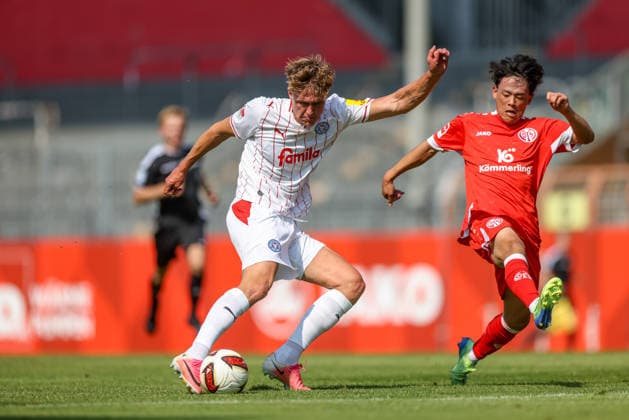 GER, Mainz, FSV Mainz 05 vs Holstein Kiel, Vorbereitung, Fussball, DFB, Spielzeit 2026 2027, Bruchwegstadion auf dem Wolfgang Frank Campus, Testspiel im Bild: Ivan Nekic (Holstein Kiel 13), Torschuss DFB DFL REGULATIONS PROHIBIT ANY USE OF PHOTOGRAPHS AS IMAGE SEQUENCES AND OR QUASI-VIDEO, 25.07.2026 *** GER, Mainz, FSV Mainz 05 vs. Holstein Kiel, preseason, soccer, DFB, 2026–2027 season, Bruchweg Stadium on the Wolfgang Frank Campus, Friendly Match: Photo of Ivan Nekic (Holstein Kiel No. 13) taking a shot on goal. DFB and DFL regulations prohibit any use of photographs as image sequences and or quasi-video. July 25, 2026 Copyright: HMBxMedia HendrikxHamelau