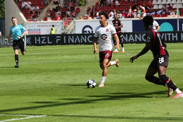 25.07.2026 xmgoodx Offenbach am Main, Plutos Stadion am Bieberer Berg - Jubiläumsspiel Kickers Offenbach (OFC) - Bayer 04 Leverkusen. Faris El Quali (35, OFC) gegen Axel Tape (Leverkusen) *** July 25, 2026 xmgoodx Offenbach am Main, Pluto Stadium at Bieberer Berg Anniversary Match: Kickers Offenbach vs. OFC Bayer 04 Leverkusen Faris El Quali, 35, OFC vs. Axel Tape, Leverkusen