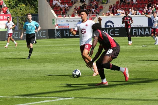 25.07.2026 xmgoodx Offenbach am Main, Plutos Stadion am Bieberer Berg - Jubiläumsspiel Kickers Offenbach (OFC) - Bayer 04 Leverkusen. Faris El Quali (35, OFC) gegen Axel Tape (Leverkusen) *** July 25, 2026 xmgoodx Offenbach am Main, Pluto Stadium at Bieberer Berg Anniversary Match: Kickers Offenbach vs. OFC Bayer 04 Leverkusen Faris El Quali, 35, OFC vs. Axel Tape, Leverkusen