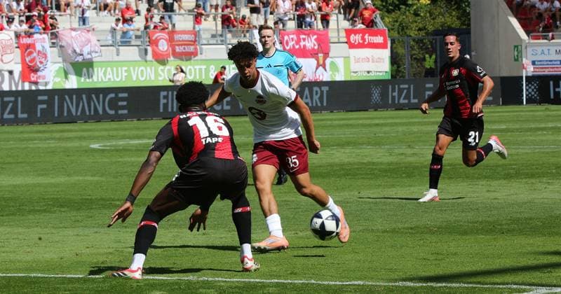 25.07.2026 xmgoodx Offenbach am Main, Plutos Stadion am Bieberer Berg - Jubiläumsspiel Kickers Offenbach (OFC) - Bayer 04 Leverkusen. Faris El Quali (35, OFC) gegen Axel Tape (Leverkusen) *** July 25, 2026 xmgoodx Offenbach am Main, Pluto Stadium at Bieberer Berg Anniversary Match: Kickers Offenbach vs. OFC Bayer 04 Leverkusen Faris El Quali, 35, OFC vs. Axel Tape, Leverkusen