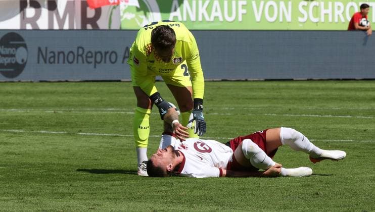 25.07.2026 xmgoodx Offenbach am Main, Plutos Stadion am Bieberer Berg - Jubiläumsspiel Kickers Offenbach (OFC) - Bayer 04 Leverkusen. Torwart Blaswich Janis (Leverkusen) kümmert sich um den verletzten Maximilian Wolfram (8, OFC) *** July 25, 2026 xmgoodx Offenbach am Main, Pluto Stadium at Bieberer Berg Anniversary Match: Kickers Offenbach vs. OFC Bayer 04 Leverkusen Goalkeeper Janis Blaswich of Leverkusen tends to the injured Maximilian Wolfram 8, OFC