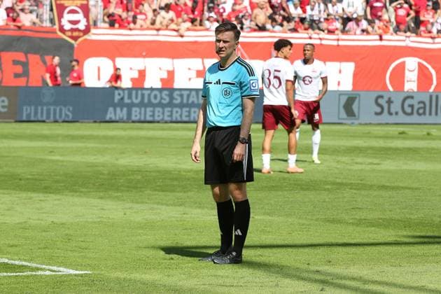 25.07.2026 xmgoodx Offenbach am Main, Plutos Stadion am Bieberer Berg - Jubiläumsspiel Kickers Offenbach (OFC) - Bayer 04 Leverkusen. Schiedrichter Maximilian Prölss *** July 25, 2026 xmgoodx Offenbach am Main, Pluto Stadium at Bieberer Berg Anniversary Match: Kickers Offenbach vs. OFC Bayer 04 Leverkusen Referee: Maximilian Prölss