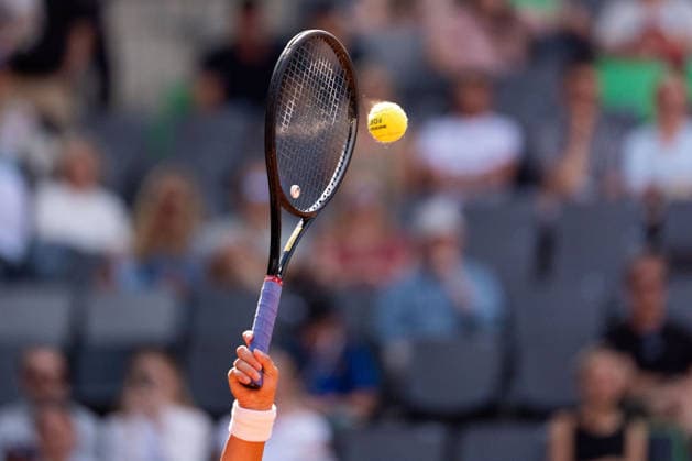 Elina Awanessjan (ARM) Aufschlag, Angabe, Service, Themenfoto, Themenbild, Symbolfoto, Symbolbild,Stockfoto, Schlaeger trifft Ball, GER, Elina Awanessjan vs Anna Bondar, Tennis, MSC Hamburg Ladies Open WTA, Tennis Damen 250, Halbfinale, 25.07.2026 GER, Elina Awanessjan vs Anna Bondar, Tennis, MSC Hamburg Ladies Open WTA 250, Halbfinale, 25.07.2026 Hamburg *** Elina Awanessjan ARM Serve, Serve, Service, Thematic photo, Thematic image, Symbolic photo, Symbolic image, Stock photo, Racket hits ball, GER, Elina Awanessjan vs. Anna Bondar, Tennis, MSC Hamburg Ladies Open WTA 250, Semifinals, July 25, 2026, GER, Elina Awanessjan vs. Anna Bondar, Tennis, MSC Hamburg Ladies Open WTA 250, Semifinals, July 25, 2026, Hamburg Copyright: xEibner-Pressefoto MaxxVincenx EP_MVN