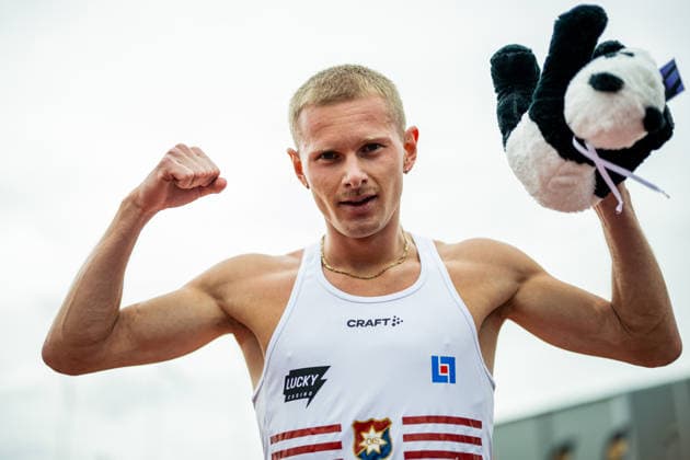 260725 Carl Bengtström, Örgryte IS, jublar efter herrarnas 400m final under dag 2 av friidrotts-SM den 25 juli 2026 i Uppsala. *** July 25, 2026: Carl Bengtström of Örgryte IS celebrates after the men’s 400-meter final on Day 2 of the Swedish Track and Field Championships in Uppsala  Copyright: ARONxBROMAN BB260725AM021