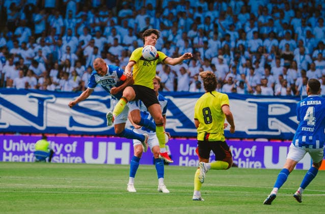 FC Watford-FC Hansa Rostock Watford 25,07.2026 Fußball, Testspiel FC Watford-FC Hansa Rostock Franz Pfanne FC Hansa Rostock gegen Luca Kjerrumgaard FC Watford Watford Stadion England England *** FC Watford vs. FC Hansa Rostock Watford, July 25, 2026 Soccer, Friendly Match FC Watford vs. FC Hansa Rostock Franz Pfanne (FC Hansa Rostock) vs. Luca Kjerrumgaard (FC Watford) Watford Stadium, England, England