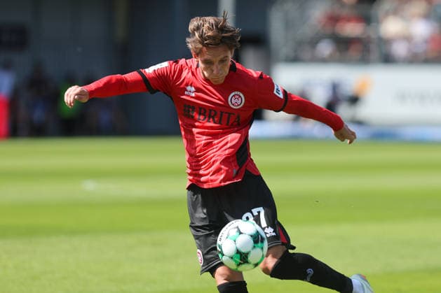 Wiesbaden, Deutschland 25. Juli 2026: Testspiel - 2026 2027 - SV Wehen Wiesbaden gegen FC Bayern München Im Bild: Jordy Gillekens (SVW) BRITA-Arena Hessen *** Wiesbaden, Germany, July 25, 2026; 2026-2027 preseason match: SV Wehen Wiesbaden vs. FC Bayern Munich; Pictured: Jordy Gillekens, SVW, BRITA Arena Hessen Copyright: xFotostandx xFabianxWernerx