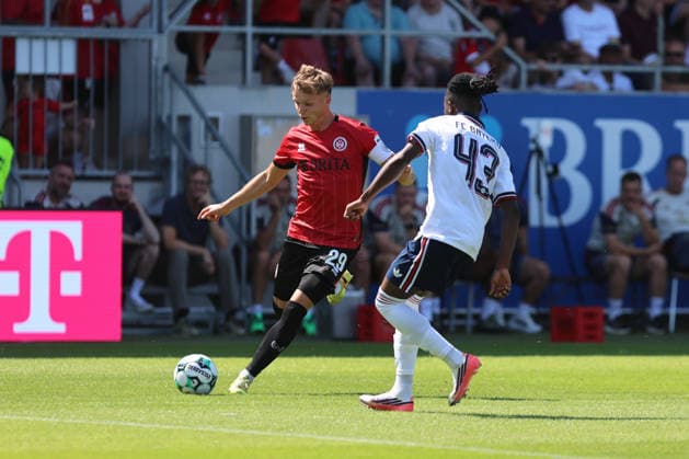 Wiesbaden, Deutschland 25. Juli 2026: Testspiel - 2026 2027 - SV Wehen Wiesbaden gegen FC Bayern München Im Bild: v. li. im Zweikampf Philipp Hercher (SVW) und Richard Ajayi (FCB) BRITA-Arena Hessen *** Wiesbaden, Germany, July 25, 2026; 2026-2027 preseason match: SV Wehen Wiesbaden vs. FC Bayern Munich. Pictured, from left, in a tackle: Philipp Hercher (SVW) and Richard Ajayi (FCB) at BRITA Arena Hessen Copyright: xFotostandx xFabianxWernerx