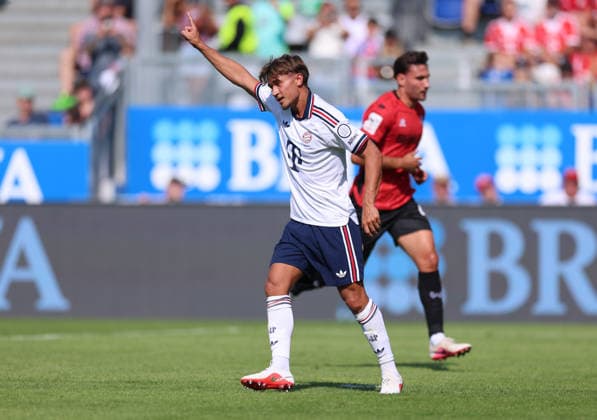 25.07.2026, Fussball Testspiel, SV Wehen Wiesbaden - FC Bayern München, v.l., Torjubel zum 1:1 durch Tom Bischof (FC Bayern München), Goal celebration, celebrate the goal DFL DFB REGULATIONS PROHIBIT ANY USE OF PHOTOGRAPHS AS IMAGE SEQUENCES AND OR QUASI-VIDEO. xdcx *** July 25, 2026, Soccer Friendly Match, SV Wehen Wiesbaden vs. FC Bayern Munich, from left, goal celebration for the 1–1 equalizer by Tom Bischof of FC Bayern Munich, goal celebration, celebrating the goal. DFL and DFB regulations prohibit any use of photographs as image sequences and or quasi-video. xdcx Copyright: HMBxMedia Claus