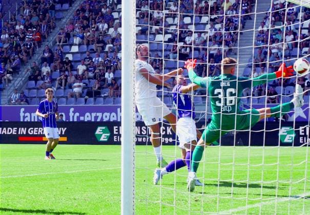 Jonas Nietfeld (Altglienicke) überwindet Torhüter Max Uhlig (Aue) zum 3:3. dazwischen Patrick Kapp (Aue) Fußball Regionalliga Nordost 2026 27 FC Erzgebirge Aue - VSG Altglienicke 3:3 am 25.7.2026 Erzgebirge Aue - VSG Altglienicke *** Jonas Nietfeld of Altglienicke beats goalkeeper Max Uhlig of Aue to make it 3–3; Patrick Kapp of Aue in between. Northeast Regional League 2026–27: FC Erzgebirge Aue vs. VSG Altglienicke, 3–3 on July 25, 2026 Erzgebirge Aue vs. VSG Altglienicke