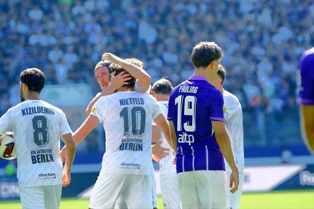 Torschütze Jonas Nietfeld (Altglienicke, Nr.10) freut sich im Team nach dem 3:3-Ausgleich kurz vor Spielschluss. Fußball Regionalliga Nordost 2026 27 FC Erzgebirge Aue - VSG Altglienicke 3:3 am 25.7.2026 Erzgebirge Aue - VSG Altglienicke *** Goal scorer Jonas Nietfeld of Altglienicke, No. 10 celebrates with his teammates after the 3–3 tie just before the end of the game. Northeast Regional League 2026–27: FC Erzgebirge Aue vs. VSG Altglienicke 3–3 on July 25, 2026. Erzgebirge Aue vs. VSG Altglienicke