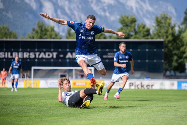 25.07.2026, Fussball, Saison 2026 2027, Vorbereitung, Testspiel: Fagiano Okayama - FC Schalke 04, Masaya Matsumoto (Fagiano Okayama), Robin Gosens (FC Schalke 04) xRHR-FOTO YYx *** July 25, 2026, Soccer, 2026–2027 Season, Preseason, Friendly Match: Fagiano Okayama vs. FC Schalke 04, Masaya Matsumoto (Fagiano Okayama), Robin Gosens (FC Schalke 04) xRHR PHOTO YYx Copyright: KROEGER RHR-FOTOx RHR-FOTO YY