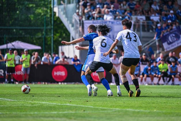 25.07.2026, Fussball, Saison 2026 2027, Vorbereitung, Testspiel: Fagiano Okayama - FC Schalke 04, Foul von Hiroshi Omori (Fagiano Okayama) an Hasan Kurucay (FC Schalke 04), Yoshitake Suzuki (Fagiano Okayama) xRHR-FOTO YYx *** July 25, 2026, Soccer, 2026–2027 season, preseason, friendly match: Fagiano Okayama vs. FC Schalke 04, foul by Hiroshi Omori (Fagiano Okayama) on Hasan Kurucay (FC Schalke 04), Yoshitake Suzuki (Fagiano Okayama) xRHR PHOTO YYx Copyright: KROEGER RHR-FOTOx RHR-FOTO YY