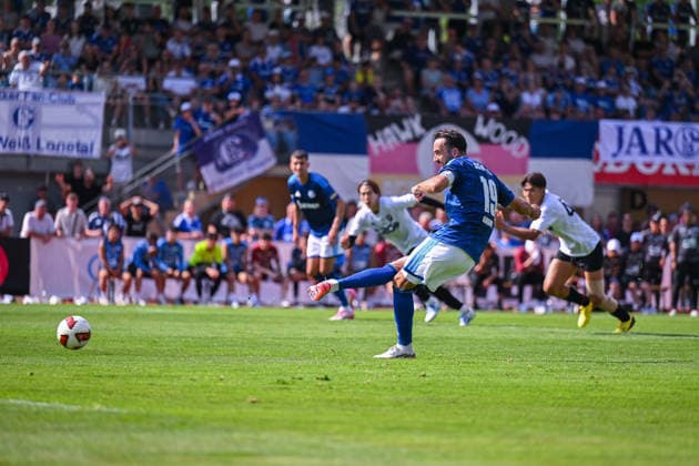 25.07.2026, Fussball, Saison 2026 2027, Vorbereitung, Testspiel: Fagiano Okayama - FC Schalke 04, Kenan Karaman (FC Schalke 04) erzielt das Tor zum 1:2 per Elfmeter xRHR-FOTO YYx *** July 25, 2026, Soccer, 2026–2027 Season, Preseason, Friendly Match: Fagiano Okayama vs. FC Schalke 04, Kenan Karaman of FC Schalke 04 scores the goal to make it 1–2 on a penalty kick. xRHR PHOTO YYx Copyright: KROEGER RHR-FOTOx RHR-FOTO YY
