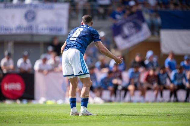 25.07.2026, Fussball, Saison 2026 2027, Vorbereitung, Testspiel: Fagiano Okayama - FC Schalke 04, Robin Gosens (FC Schalke 04) hat Schmerzen, xRHR-FOTO YYx *** July 25, 2026, Soccer, 2026–2027 Season, Preseason, Friendly Match: Fagiano Okayama vs. FC Schalke 04, Robin Gosens of FC Schalke 04 is in pain, xRHR PHOTO YYx Copyright: KROEGER RHR-FOTOx RHR-FOTO YY