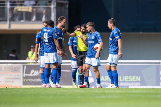 25.07.2026, Fussball, Saison 2026 2027, Vorbereitung, Testspiel: Fagiano Okayama - FC Schalke 04, Die Spieler des FC Schalke 04 beschweren sich beim Schiedsrichter xRHR-FOTO YYx *** July 25, 2026, Soccer, 2026–2027 Season, Preseason, Friendly Match: Fagiano Okayama vs. FC Schalke 04, FC Schalke 04 players complain to the referee xRHR PHOTO YYx Copyright: KROEGER RHR-FOTOx RHR-FOTO YY