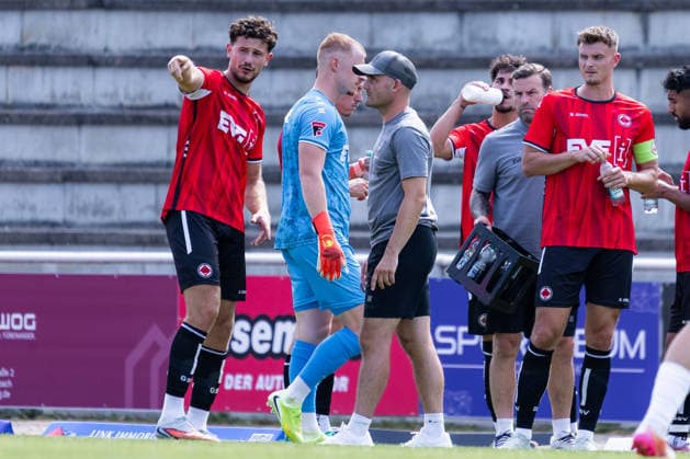 Gino Andre PORTELLA (1. Goeppinger SV, 04) duskitiert mit Daniel GUENEY (1. Goeppinger SV, Trainer) SV Fellbach vs. 1. Goeppinger SV, Fussball, WFV-Pokal, 1. Runde, Spielzeit 2026 2027, 25.07.2026, SV Fellbach vs. 1. Goeppinger SV, Fussball, WFV-Pokal, 1. Runde, Spielzeit 2026 2027, 25.07.2026, Fellbach *** Gino Andre PORTELLA 1 Goeppinger SV, 04 talks with Daniel GUENEY 1 Goeppinger SV, Coach of SV Fellbach vs. 1 Goeppinger SV, Soccer, WFV Cup, 1st Round, 2026–2027 Season, July 25, 2026, SV Fellbach vs. 1 Goeppinger SV, Soccer, WFV Cup, 1st Round, 2026–2027 Season, July 25, 2026, Fellbach Copyright: xEibnerxPressefoto OliverxSchmidtx EP_OST