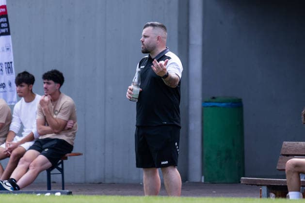 Nicos GOUNTOULAS (SV Fellbach, Trainer) Geste, gestikuliert, gibt Anweisungen, Aktion SV Fellbach vs. 1. Goeppinger SV, Fussball, WFV-Pokal, 1. Runde, Spielzeit 2026 2027, 25.07.2026, SV Fellbach vs. 1. Goeppinger SV, Fussball, WFV-Pokal, 1. Runde, Spielzeit 2026 2027, 25.07.2026, Fellbach *** Nicos GOUNTOULAS, SV Fellbach, coach gesturing, giving instructions, action from SV Fellbach vs. 1 Goeppinger SV, soccer, WFV Cup, 1st round, 2026–2027 season, July 25, 2026, SV Fellbach vs. 1 Goeppinger SV, soccer, WFV Cup, 1st round, 2026–2027 season, July 25, 2026, Fellbach Copyright: xEibnerxPressefoto OliverxSchmidtx EP_OST