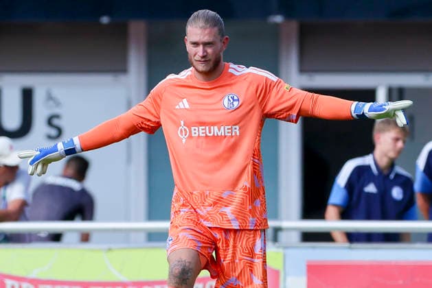 Torhüter Loris Karius (FC Schalke 04) gestikuliert, Friendly match, FC Schalke 04 v Fagiano Okayama, Silberstadtarena am 25. July 2026 in Schwaz, Österreich. (Foto von Marco Steinbrenner DeFodi Images) Torhüter Loris Karius (FC Schalke 04) gestures, Friendly match, FC Schalke 04 v Fagiano Okayama, Silberstadt Arena, July 25, 2026 in Schwaz, Austria. (Photo by Marco Steinbrenner DeFodi Images) - *** FC Schalke 04 goalkeeper Loris Karius gestures, Friendly match, FC Schalke 04 vs. Fagiano Okayama, Silberstadt Arena on July 25, 2026, in Schwaz, Austria Photo by Marco Steinbrenner, DeFodi Images Goalkeeper Loris Karius of FC Schalke 04 gestures, Friendly match, FC Schalke 04 vs. Fagiano Okayama, Silberstadt Arena, July 25, 2026, in Schwaz, Austria Photo by Marco Steinbrenner, DeFodi Images