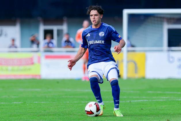 Soufiane El-Faouzi (FC Schalke 04) kontrolliert den Ball, Friendly match, FC Schalke 04 v Fagiano Okayama, Silberstadtarena am 25. July 2026 in Schwaz, Österreich. (Foto von Marco Steinbrenner DeFodi Images) Soufiane El-Faouzi (FC Schalke 04) controls the ball, Friendly match, FC Schalke 04 v Fagiano Okayama, Silberstadt Arena, July 25, 2026 in Schwaz, Austria. (Photo by Marco Steinbrenner DeFodi Images) - *** Soufiane El Faouzi of FC Schalke 04 controls the ball, Friendly match, FC Schalke 04 vs. Fagiano Okayama, Silberstadt Arena on July 25, 2026, in Schwaz, Austria Photo by Marco Steinbrenner, DeFodi Images Soufiane El Faouzi of FC Schalke 04 controls the ball, Friendly match, FC Schalke 04 vs. Fagiano Okayama, Silberstadt Arena, July 25, 2026, in Schwaz, Austria Photo by Marco Steinbrenner, DeFodi Images