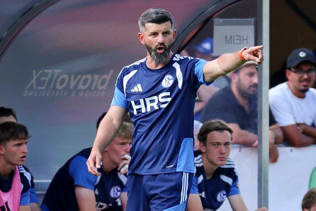 Trainer Miron Muslic (FC Schalke 04) gestikuliert, Friendly match, FC Schalke 04 v Fagiano Okayama, Silberstadtarena am 25. July 2026 in Schwaz, Österreich. (Foto von Marco Steinbrenner DeFodi Images) Trainer Miron Muslic (FC Schalke 04) gestures, Friendly match, FC Schalke 04 v Fagiano Okayama, Silberstadt Arena, July 25, 2026 in Schwaz, Austria. (Photo by Marco Steinbrenner DeFodi Images) - *** FC Schalke 04 coach Miron Muslic gestures, Friendly match, FC Schalke 04 vs. Fagiano Okayama, Silberstadt Arena on July 25, 2026, in Schwaz, Austria Photo by Marco Steinbrenner, DeFodi Images Coach Miron Muslic of FC Schalke 04 gestures, Friendly match, FC Schalke 04 vs. Fagiano Okayama, Silberstadt Arena, July 25, 2026, in Schwaz, Austria Photo by Marco Steinbrenner, DeFodi Images