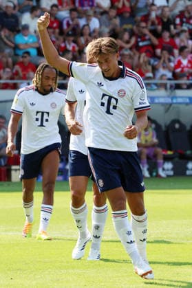 25.07.2026, xrekx, Fussball Testspiel, SV Wehen Wiesbaden - FC Bayern München v.l. Torjubel nach dem Tor zum celebrating the goal celebrate 1:1 durch Tom Bischof (FC Bayern Muenchen) (DFL DFB REGULATIONS PROHIBIT ANY USE OF PHOTOGRAPHS as IMAGE SEQUENCES and or QUASI-VIDEO) Wiesbaden *** July 25, 2026, xrekx, Soccer friendly match, SV Wehen Wiesbaden vs. FC Bayern Munich – Goal celebration after Tom Bischof’s goal to make the score 1–1. FC Bayern Munich. DFL and DFB regulations prohibit any use of photographs as image sequences and or quasi-video. Wiesbaden