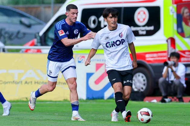 Robin Gosens (FC Schalke 04) und Jin Geonyoung (Fagiano Okayama) kämpfen um den Ball, Friendly match, FC Schalke 04 v Fagiano Okayama, Silberstadtarena am 25. July 2026 in Schwaz, Österreich. (Foto von Marco Steinbrenner DeFodi Images) Robin Gosens (FC Schalke 04) und Jin Geonyoung (Fagiano Okayama) battle for the ball, Friendly match, FC Schalke 04 v Fagiano Okayama, Silberstadt Arena, July 25, 2026 in Schwaz, Austria. (Photo by Marco Steinbrenner DeFodi Images) - *** Robin Gosens of FC Schalke 04 and Jin Geonyoung of Fagiano Okayama battle for the ball, Friendly match, FC Schalke 04 vs. Fagiano Okayama, Silberstadtarena on July 25, 2026, in Schwaz, Austria Photo by Marco Steinbrenner, DeFodi Images Robin Gosens of FC Schalke 04 and Jin Geonyoung of Fagiano Okayama battle for the ball, Friendly match, FC Schalke 04 vs. Fagiano Okayama, Silberstadt Arena, July 25, 2026, in Schwaz, Austria. Photo by Marco Steinbrenner, DeFodi Images