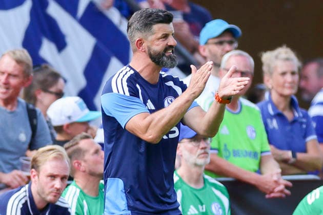 Trainer Miron Muslic (FC Schalke 04) jubelt, Friendly match, FC Schalke 04 v Fagiano Okayama, Silberstadtarena am 25. July 2026 in Schwaz, Österreich. (Foto von Marco Steinbrenner DeFodi Images) Trainer Miron Muslic (FC Schalke 04) cheers, Friendly match, FC Schalke 04 v Fagiano Okayama, Silberstadt Arena, July 25, 2026 in Schwaz, Austria. (Photo by Marco Steinbrenner DeFodi Images) - *** FC Schalke 04 coach Miron Muslic celebrates, Friendly match, FC Schalke 04 vs. Fagiano Okayama, Silberstadt Arena on July 25, 2026, in Schwaz, Austria Photo by Marco Steinbrenner, DeFodi Images Coach Miron Muslic of FC Schalke 04 cheers, Friendly match, FC Schalke 04 vs. Fagiano Okayama, Silberstadt Arena, July 25, 2026, in Schwaz, Austria Photo by Marco Steinbrenner, DeFodi Images