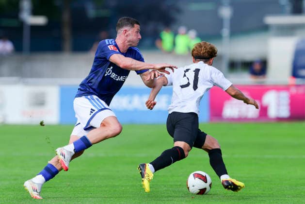 Robin Gosens (FC Schalke 04) und Kosuke Shirai (Fagiano Okayama) kämpfen um den Ball, Friendly match, FC Schalke 04 v Fagiano Okayama, Silberstadtarena am 25. July 2026 in Schwaz, Österreich. (Foto von Marco Steinbrenner DeFodi Images) Robin Gosens (FC Schalke 04) und Kosuke Shirai (Fagiano Okayama) battle for the ball, Friendly match, FC Schalke 04 v Fagiano Okayama, Silberstadt Arena, July 25, 2026 in Schwaz, Austria. (Photo by Marco Steinbrenner DeFodi Images) - *** Robin Gosens of FC Schalke 04 and Kosuke Shirai of Fagiano Okayama battle for the ball, Friendly match, FC Schalke 04 vs. Fagiano Okayama, Silberstadtarena on July 25, 2026, in Schwaz, Austria Photo by Marco Steinbrenner, DeFodi Images Robin Gosens of FC Schalke 04 and Kosuke Shirai of Fagiano Okayama battle for the ball, Friendly match, FC Schalke 04 vs. Fagiano Okayama, Silberstadt Arena, July 25, 2026, in Schwaz, Austria. Photo by Marco Steinbrenner, DeFodi Images