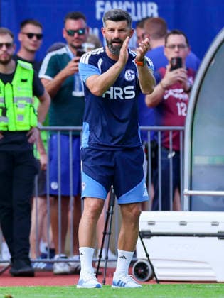 Trainer Miron Muslic (FC Schalke 04) jubelt, Friendly match, FC Schalke 04 v Fagiano Okayama, Silberstadtarena am 25. July 2026 in Schwaz, Österreich. (Foto von Marco Steinbrenner DeFodi Images) Trainer Miron Muslic (FC Schalke 04) cheers, Friendly match, FC Schalke 04 v Fagiano Okayama, Silberstadt Arena, July 25, 2026 in Schwaz, Austria. (Photo by Marco Steinbrenner DeFodi Images) - *** FC Schalke 04 coach Miron Muslic celebrates, Friendly match, FC Schalke 04 vs. Fagiano Okayama, Silberstadt Arena on July 25, 2026, in Schwaz, Austria Photo by Marco Steinbrenner, DeFodi Images Coach Miron Muslic of FC Schalke 04 cheers, Friendly match, FC Schalke 04 vs. Fagiano Okayama, Silberstadt Arena, July 25, 2026, in Schwaz, Austria Photo by Marco Steinbrenner, DeFodi Images