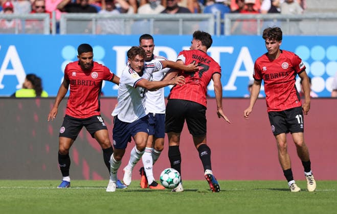 25.07.2026, Fussball Testspiel, SV Wehen Wiesbaden - FC Bayern München, v.l., Simon Stehle (SV Wehen Wiesbaden), Tom Bischof (FC Bayern München), David Suarez (SV Wehen Wiesbaden) DFL DFB REGULATIONS PROHIBIT ANY USE OF PHOTOGRAPHS AS IMAGE SEQUENCES AND OR QUASI-VIDEO. xdcx *** July 25, 2026, Soccer Friendly Match, SV Wehen Wiesbaden vs. FC Bayern Munich, from left: Simon Stehle (SV Wehen Wiesbaden), Tom Bischof (FC Bayern Munich), David Suarez (SV Wehen Wiesbaden). DFL and DFB regulations prohibit any use of photographs as image sequences and or quasi-video. xdcx Copyright: HMBxMedia Claus