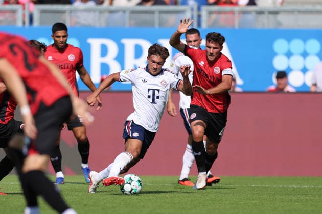 25.07.2026, Fussball Testspiel, SV Wehen Wiesbaden - FC Bayern München, v.l., Tom Bischof (FC Bayern München), David Suarez (SV Wehen Wiesbaden) DFL DFB REGULATIONS PROHIBIT ANY USE OF PHOTOGRAPHS AS IMAGE SEQUENCES AND OR QUASI-VIDEO. xdcx *** July 25, 2026, Soccer friendly match, SV Wehen Wiesbaden vs. FC Bayern Munich, from left: Tom Bischof (FC Bayern Munich), David Suarez (SV Wehen Wiesbaden). DFL and DFB regulations prohibit any use of photographs as image sequences and or quasi-video. xdcx Copyright: HMBxMedia Claus