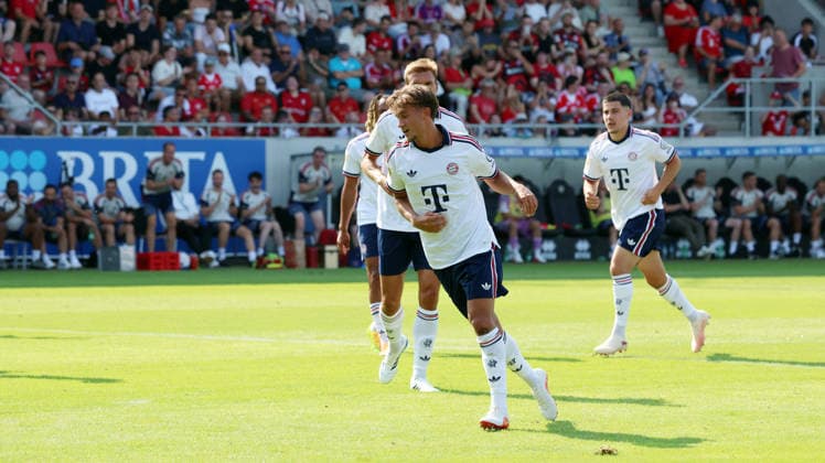 25.07.2026, xrekx, Fussball Testspiel, SV Wehen Wiesbaden - FC Bayern München v.l. Torjubel nach dem Tor zum celebrating the goal celebrate 1:1 durch Tom Bischof (FC Bayern Muenchen) (DFL DFB REGULATIONS PROHIBIT ANY USE OF PHOTOGRAPHS as IMAGE SEQUENCES and or QUASI-VIDEO) Wiesbaden *** July 25, 2026, xrekx, Soccer friendly match, SV Wehen Wiesbaden vs. FC Bayern Munich – Goal celebration after Tom Bischof’s goal to make it 1–1. FC Bayern Munich. DFL and DFB regulations prohibit any use of photographs as image sequences and or quasi-video. Wiesbaden