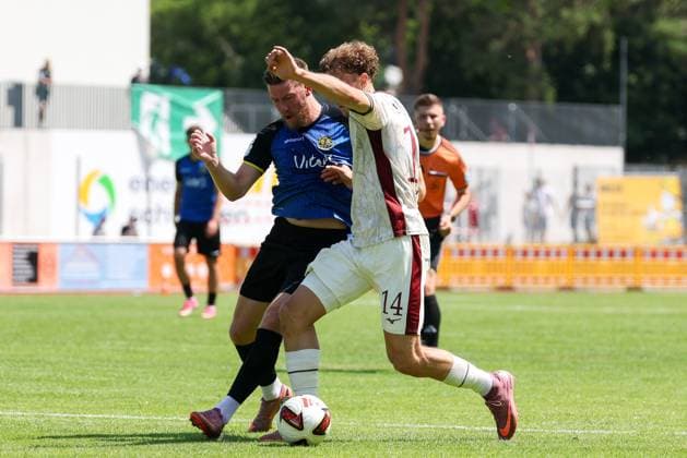 im Zweikampf, Aktion, mit Christian Kuehlwetter 10 (1. FC Saarbruecken), Yannik Keitel 14 (FC Augsburg), FC Augsburg vs. 1. FC Saarbruecken, Fussball, 1. Bundesliga, Testspiel, Saison 2026 27, 25.07.2026 Kaufbeuren Bayern Deutschland *** One-on-one, Action, featuring Christian Kuehlwetter (10, 1 FC Saarbrücken) and Yannik Keitel (14, FC Augsburg), FC Augsburg vs. 1 FC Saarbrücken, Soccer, 1st Bundesliga, Friendly, 2026–27 season, July 25, 2026, Kaufbeuren, Bavaria, Germany Copyright: xkolbert-press ChristianxKolbertx