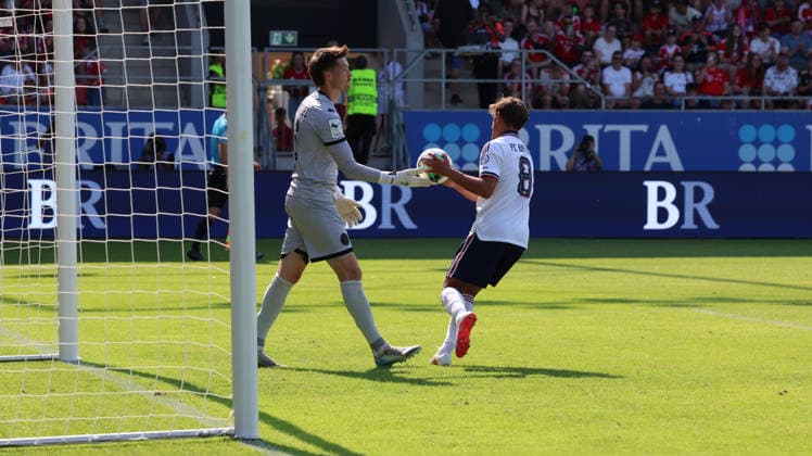 25.07.2026, xrekx, Fussball Testspiel, SV Wehen Wiesbaden - FC Bayern München v.l. Tom Bischof (FC Bayern Muenchen) erzielt das Tor, Treffer, scores the goal zum 1:1 per Elfmeter Strafstoss Florian Stritzel (SV Wehen Wiesbaden) (DFL DFB REGULATIONS PROHIBIT ANY USE OF PHOTOGRAPHS as IMAGE SEQUENCES and or QUASI-VIDEO) Wiesbaden *** July 25, 2026, xrekx, Soccer Friendly Match, SV Wehen Wiesbaden vs. FC Bayern Munich – Tom Bischof of FC Bayern Munich scores the goal, goal, scores the goal to make it 1–1 on a penalty kick by Florian Stritzel, SV Wehen Wiesbaden. DFL and DFB regulations prohibit any use of photographs as image sequences and or quasi-video. Wiesbaden
