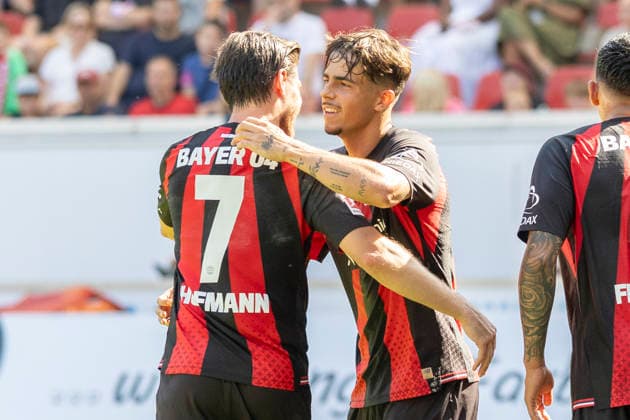 Testspiel: Kickers Offenbach - Bayer Leverkusen, 25.07.2026 Afonso Moreira (Bayer 04 Leverkusen 9) erzielte das Tor den Treffer zum 1:3 & Jonas Hofmann (Bayer 04 Leverkusen 7), Kickers Offenbach - Bayer Leverkusen, Offenbach, Plutos Stadion am Bieberer Berg, 25.7.2026 *** Friendly Match: Kickers Offenbach vs. Bayer Leverkusen, July 25, 2026; Afonso Moreira (Bayer 04 Leverkusen) scored the goal to make it 1–3; Jonas Hofmann (Bayer 04 Leverkusen) scored the goal to make it 7–1; Kickers Offenbach vs. Bayer Leverkusen, Offenbach, Pluto Stadium at Bieberer Berg, July 25, 2026 Copyright: xBEAUTIFULxSPORTS Gawlikx